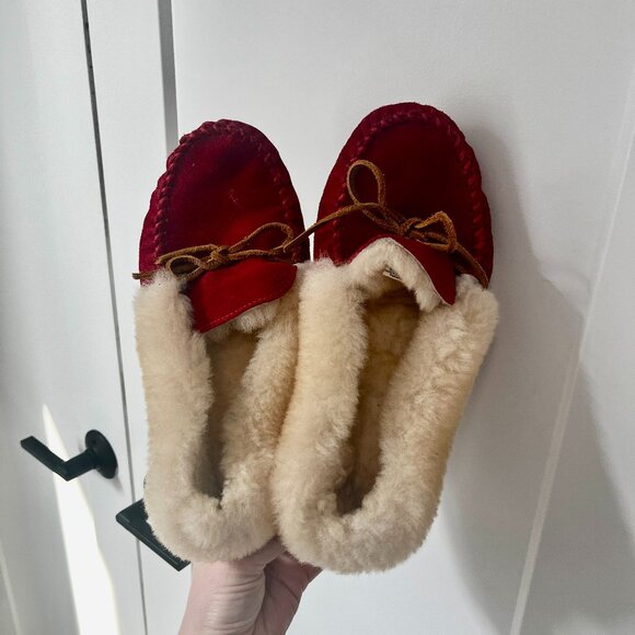 Minnetonka Alpine Sheepskin Red Moccasin Slippers Size 9 - Picture 1 of 5